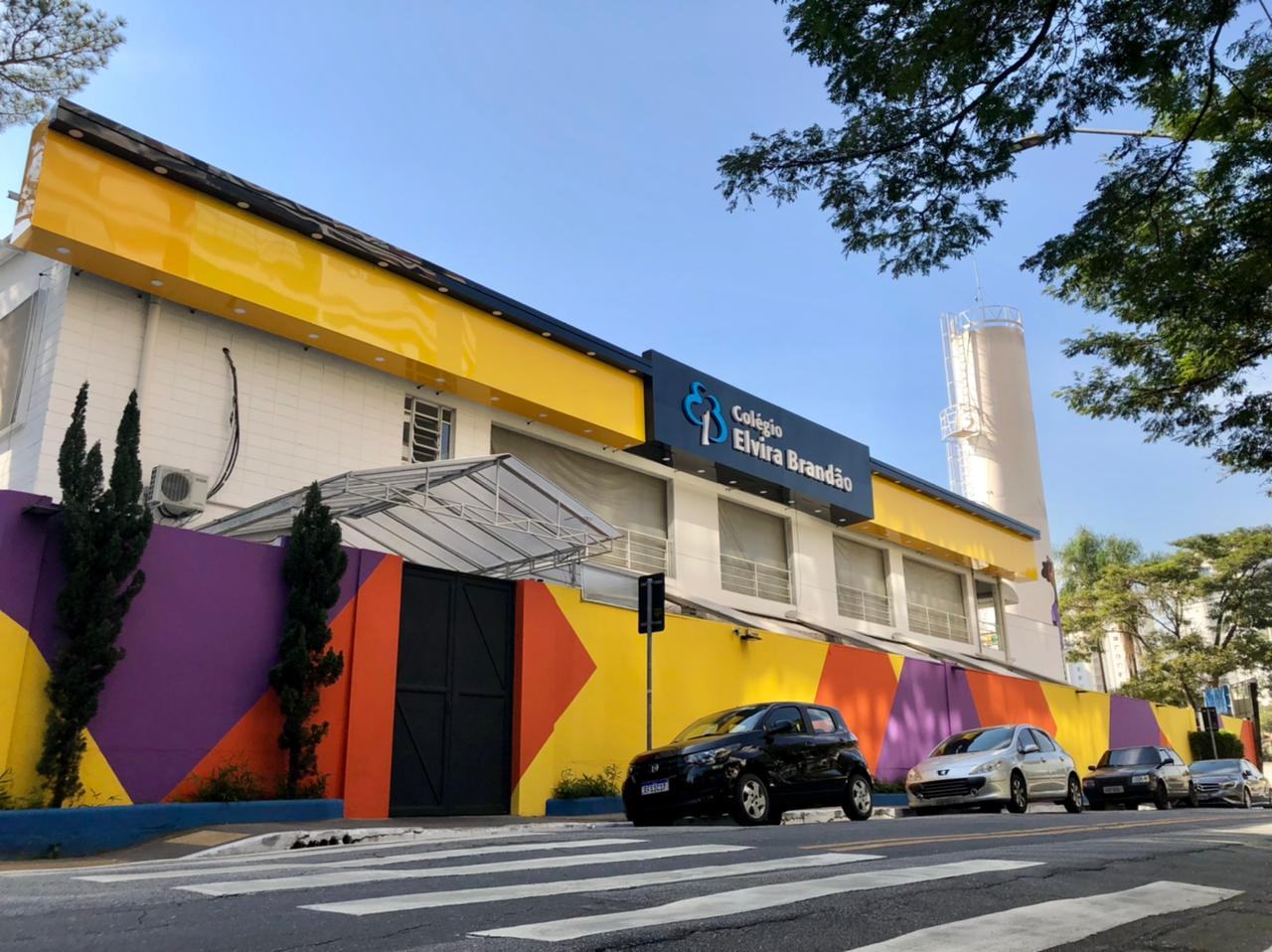 Fachada colorida do Colégio Elvira Brandão, Unidade Chácara