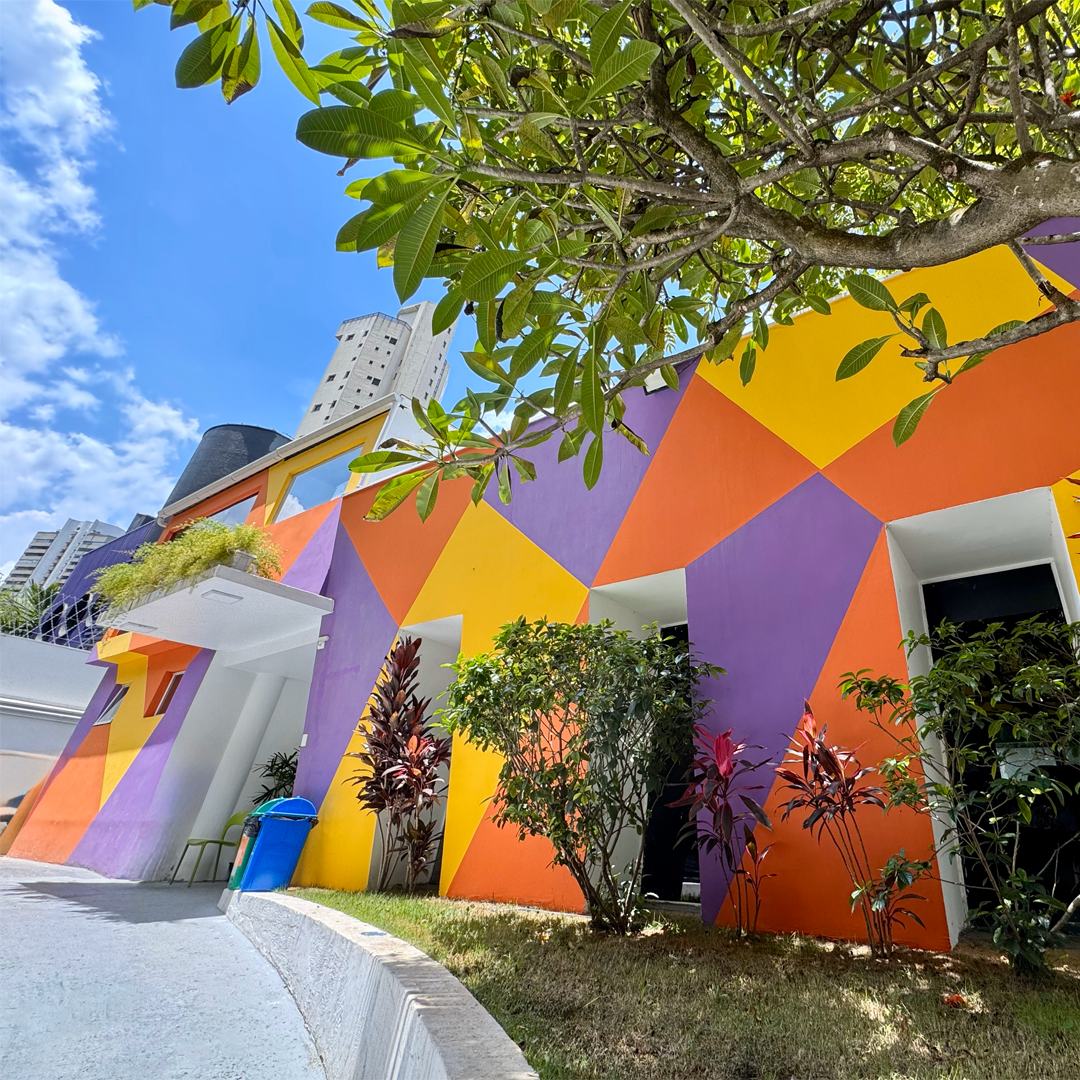 Fachada colorida da Unidade Morumbi